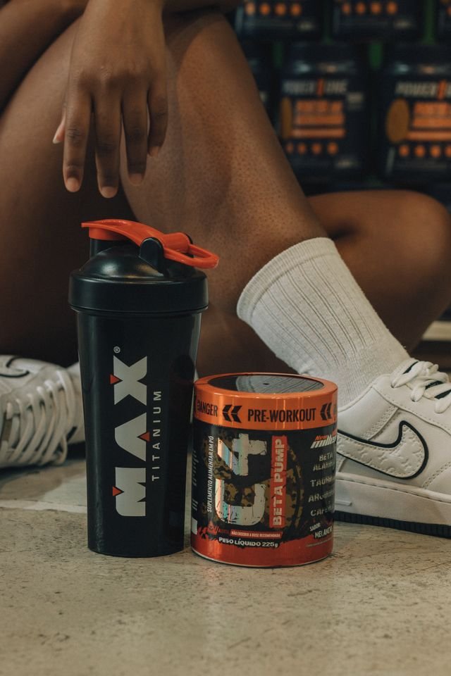 How Much Pre-Workout Should You Take? A Safer Guide to Serving Size, Caffeine, and Scoop Amount 2 Fitness supplements and shaker beside a person in workout clothing