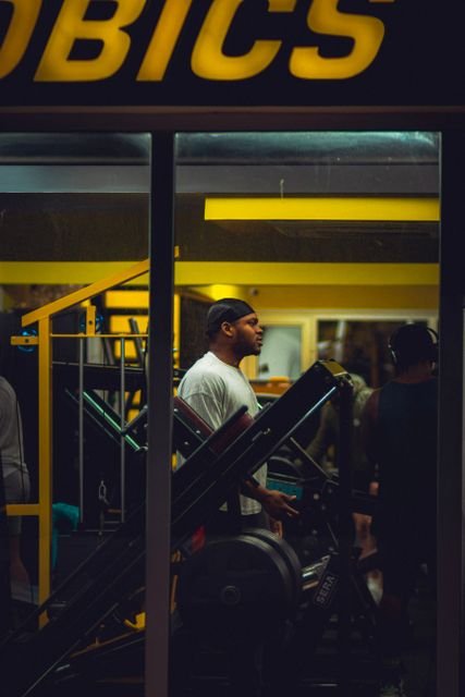 How Much Pre-Workout Should You Take? A Safer Guide to Serving Size, Caffeine, and Scoop Amount 4 Men exercising in an indoor gym during the evening