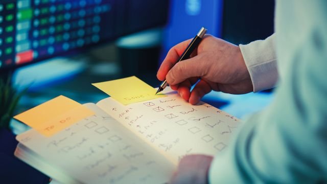 30-Day Gratitude Challenge: A Practical, Evidence-Based Plan to Build the Habit 5 Person marking completed items on a notebook checklist