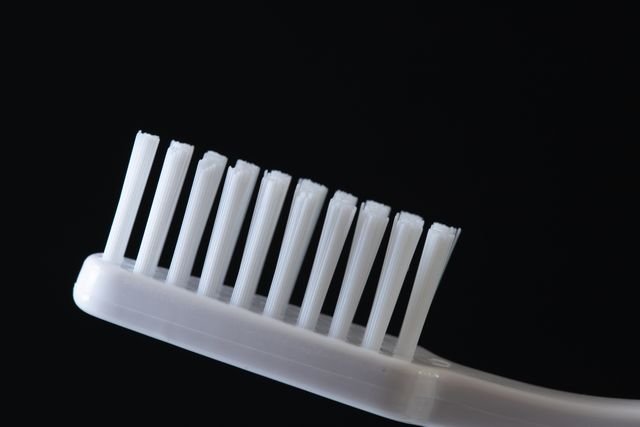 ACV Gummies vs. Liquid for Blood Sugar: Evidence, Cost, Dose, and Safety 8 Close-up of white toothbrush bristles on a black background