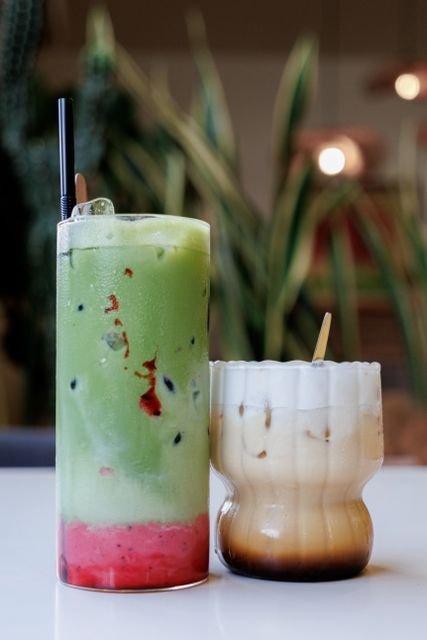 Matcha vs Coffee: Caffeine, Energy, Health Effects, Cost, and Which Fits You Better 2 Iced matcha and iced coffee drinks served together