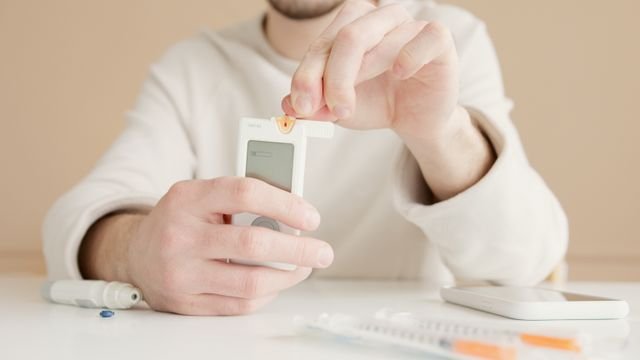 ACV Gummies vs. Liquid for Blood Sugar: Evidence, Cost, Dose, and Safety 2 Person checking blood sugar with a glucose meter